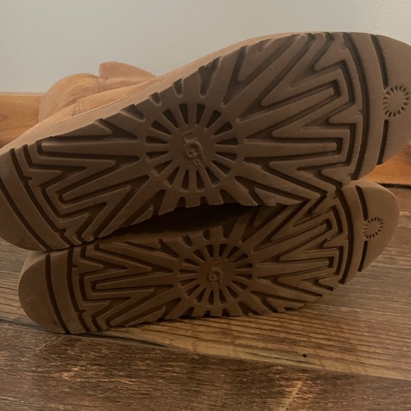 UGGS size 7.5 - Picture 4 of 5